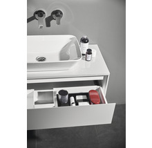 Modernes Badezimmer mit Waschbecken, Armaturen und geöffnetem Schubladenelement zur Aufbewahrung von Badutensilien