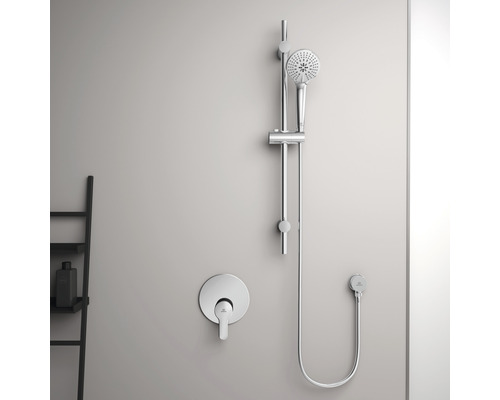 Aufputz-Duscharmatur mit Handbrause und Brausestange an der Wand