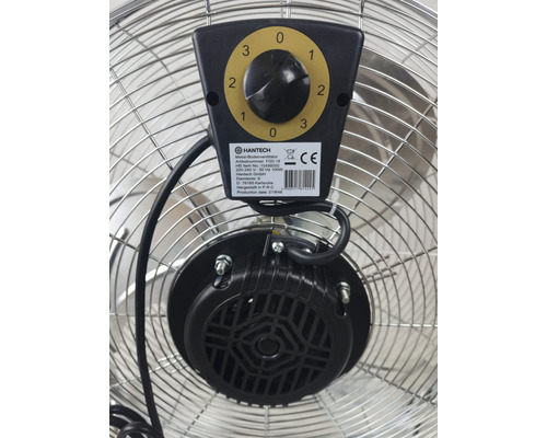 Detailansicht eines Metall Bodenventilators mit Geschwindigkeitsregler und Motor