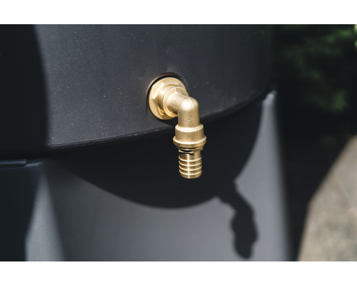 Detailaufnahme eines Wasserhahnanschlusses an einem Regenfass