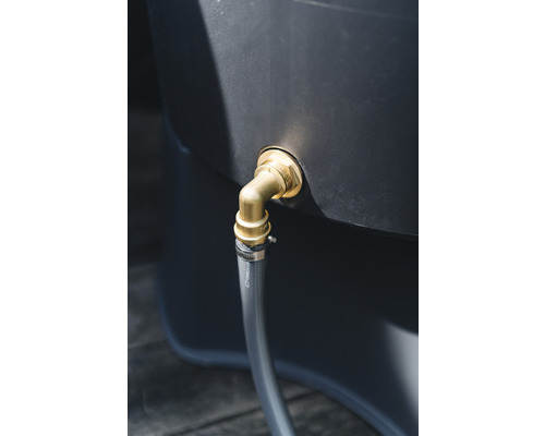 Detailaufnahme eines Regentonnen-Auslaufhahns mit Schlauchanschluss