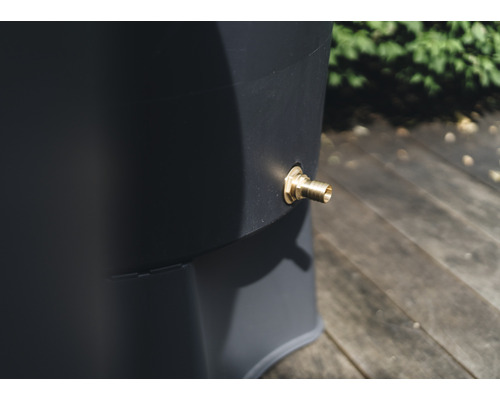 Detailaufnahme eines Wasserbehälters mit Messingauslaufhahn