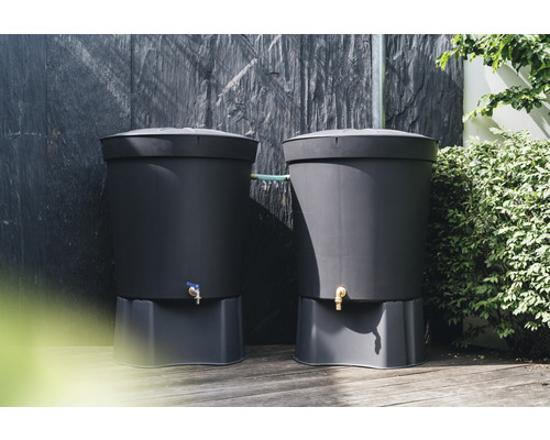 Zwei Regentonnen aus Kunststoff im Garten.