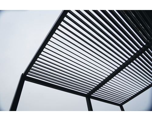 Ansicht von unten einer Aluminium Terrassenüberdachung.