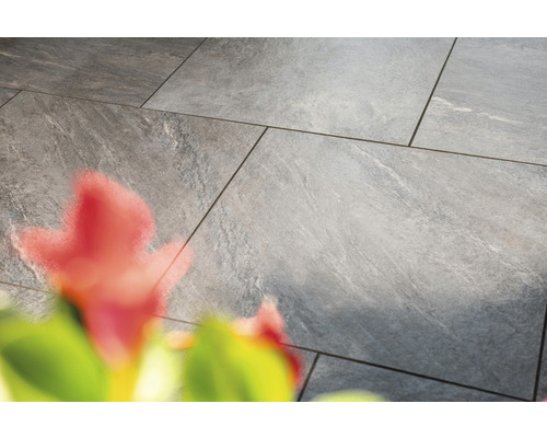 Verlegte graue Terrassenplatten aus Steinzeug
