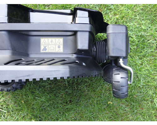 Detailaufnahme eines Rasenmähers mit Hinweisschildern zur Sicherheit.