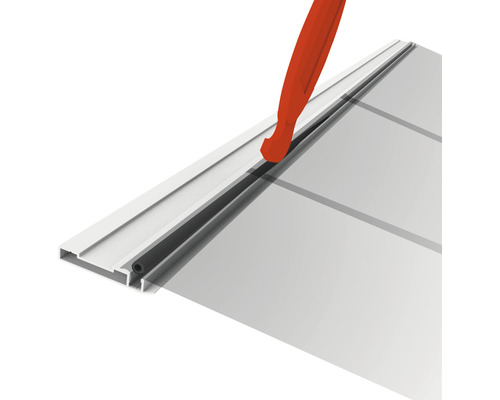 Montage einer Dachplatte mit Werkzeug in einer Dachkonstruktion.