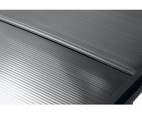 Nahaufnahme einer Rollladenabdeckung mit Lamellenstruktur