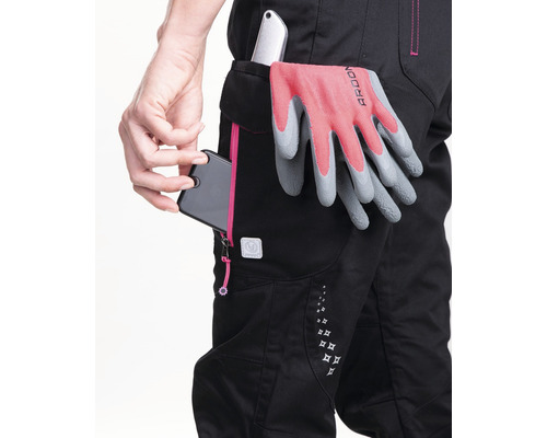Detailansicht einer Arbeitshose mit Werkzeugen und Handschuhen in den Taschen