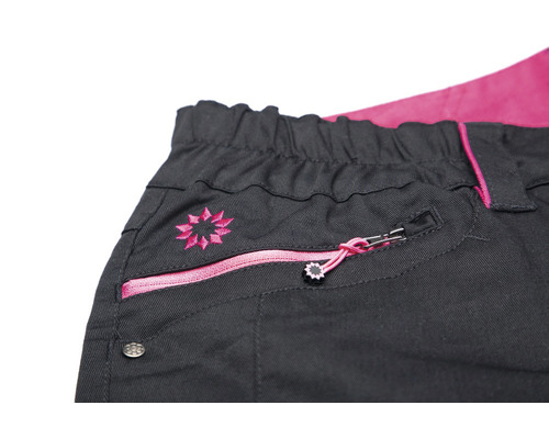 Detail einer Hose mit Reißverschlusstasche und elastischem Bund