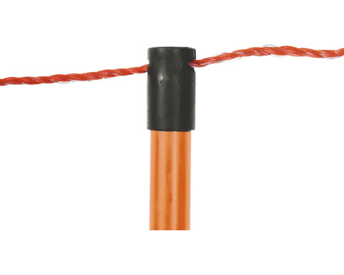 Detailansicht eines orangefarbenen Weidezaunpfahls mit rotem Weidezaunband