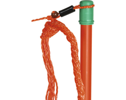 Orangefarbenes Seil mit Knoten und Befestigung an einem orangefarbenen Stab mit grüner Kappe