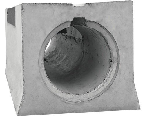 Betonschacht mit Rohrdurchführung