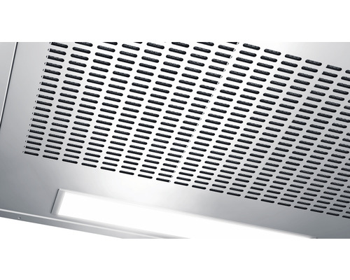 Detailansicht einer Dunstabzugshaube mit LED-Beleuchtung und perforierter Oberfläche.