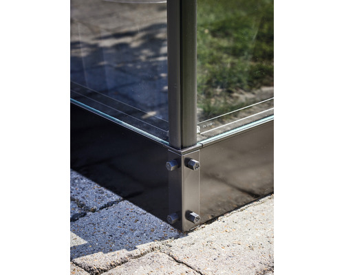 Detailansicht einer Glaskonstruktion mit Metallelementen und Schrauben