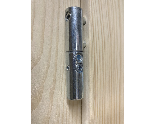 Metallscharnier an Holztür befestigt
