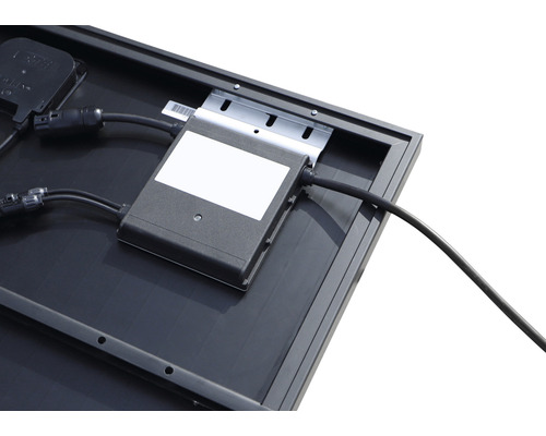 Rückseite eines Solarmoduls mit Anschlussdose und Kabeln