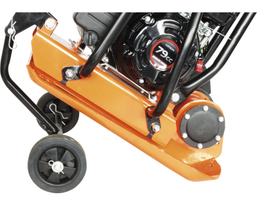 Detailansicht einer Rüttelplatte mit 79-ccm-Benzinmotor und Transporträdern