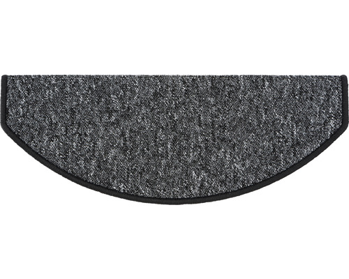 Halbrunde Treppenstufe aus Teppich