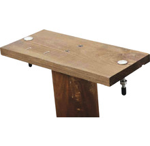 Detailansicht eines Holzmöbelstücks mit Schrauben und Metallelementen