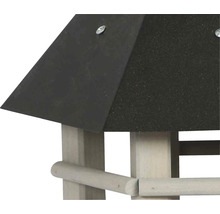 Detailansicht eines Vogelhauses mit einem Dach aus Dachpappe und hellen Holzstreben.