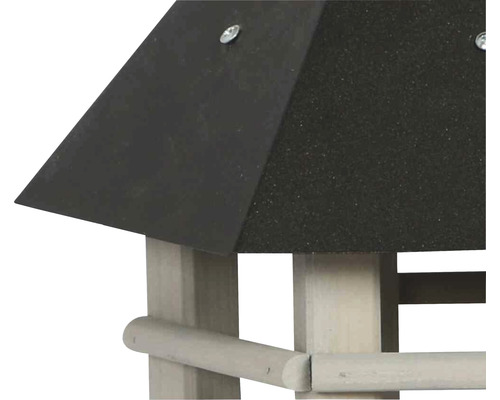 Detailansicht eines Vogelhauses mit einem Dach aus Dachpappe und hellen Holzstreben.