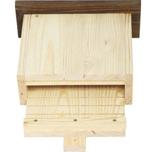 Fledermauskasten aus Holz mit braunem Dach