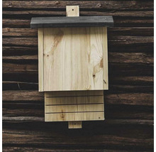 Fledermauskasten aus Holz an einer Holzwand