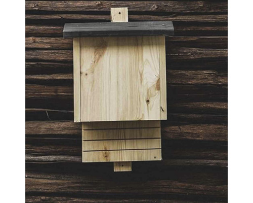 Fledermauskasten aus Holz an einer Holzwand
