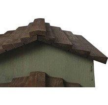 Detailaufnahme eines Holz-Vogelhauses mit Dachschindeln