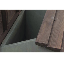 Detailansicht einer Holzkiste mit offenem Deckel