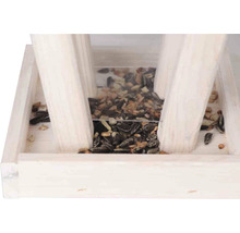 Vogelhaus mit Sonnenblumenkernen und anderen Futtermitteln