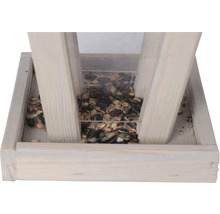 Vogelhaus aus Holz mit Vogelfutter