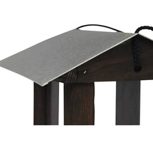Detailansicht eines Vogelhauses mit Metalldach und Holzkonstruktion.