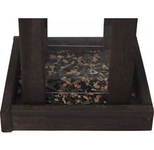 Vogelhaus aus Holz mit Vogelfutter