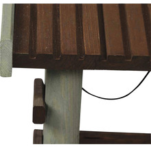 Detailansicht eines Gartenmöbelstücks aus Holz