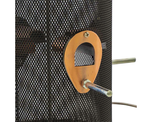 Detailansicht eines Futterhauses mit Metallnetz und Futterentnahmevorrichtung