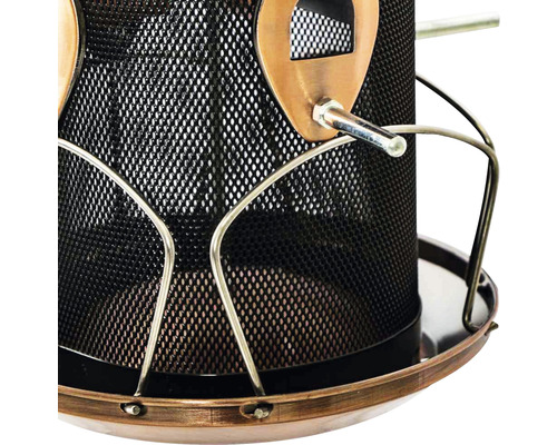 Detailansicht einer Vogelstation aus Metallgeflecht mit Futterteller