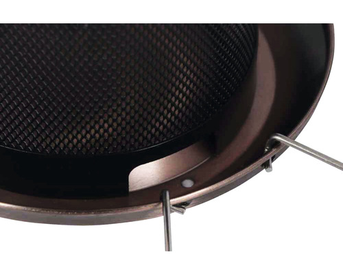 Detailansicht eines Feuerkorbs mit Metallsieb