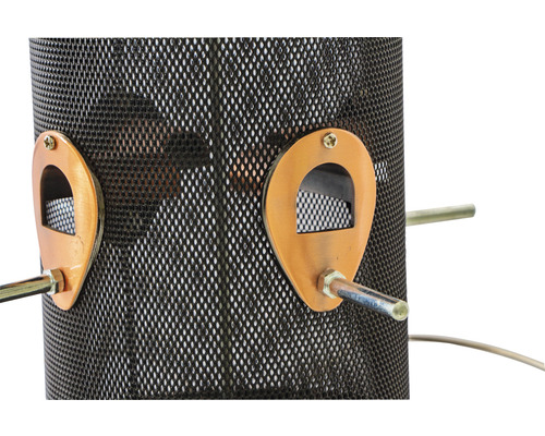 Detailansicht eines Vogelfutterhauses mit Metallgitter und Futteröffnungen