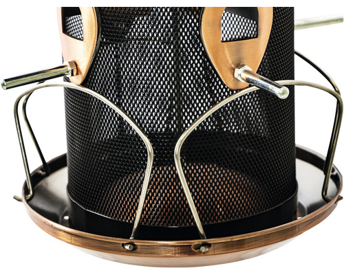 Detailansicht einer Vogelfutterstation aus Metall mit einem Futterbehälter aus Netz