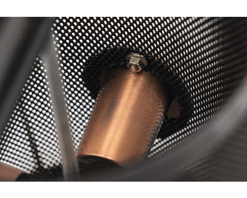 Detailaufnahme einer Lampe mit einem Lampenschirm aus perforiertem Metall und einem Befestigungsbolzen