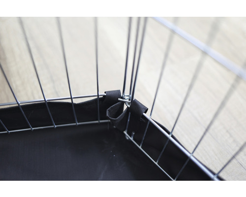 Detailansicht eines Kleintiergeheges aus Draht mit Stoffeinsatz