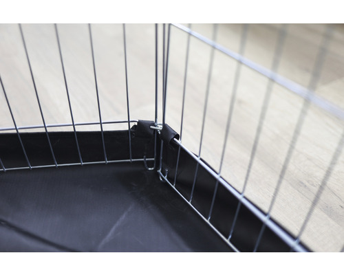 Detailaufnahme eines Kleintiergeheges mit Gitterelementen und wasserdichter Bodenwanne.