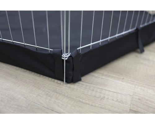 Detailansicht eines Kleintiergeheges mit schwarzer Schutzhülle.