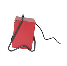 Rotes Heizgerät mit schwarzem Kabel und Gestell