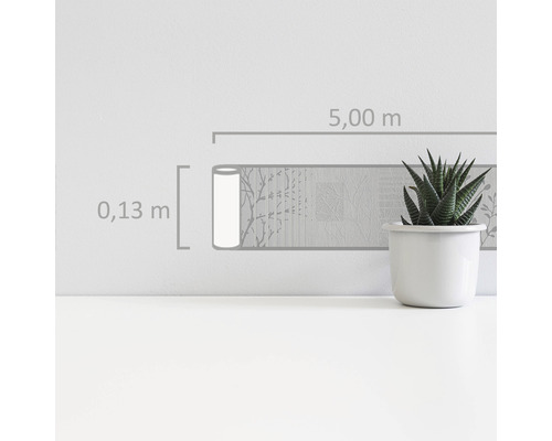 Illustration einer Bordüre mit den Maßen 0,13 Meter Höhe und 5,00 Meter Länge neben einer Topfpflanze