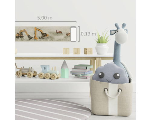 Kinderzimmer mit Bordüre mit Baustellenmotiven, Regal mit Spielzeug und Stofftiergiraffe