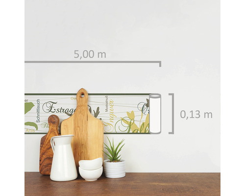 Küchenszene mit Kräuterbordüre, Schneidebrettern, Krug und Pflanze