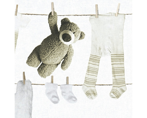 Teddybär, Strumpfhose und Socken hängen an einer Wäscheleine mit Klammern.